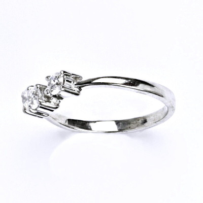 Stříbrný prsten s čirými zirkony, 2,28 g