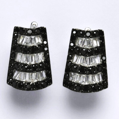 Střírdné náušnice s čirými a černými zirkony,váha 11,61 g