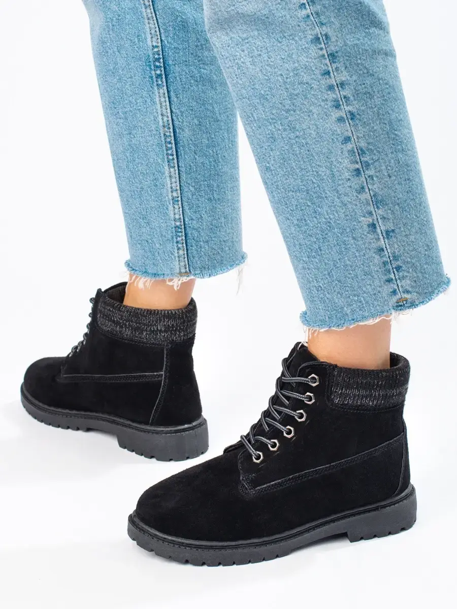 Krásné dámské černé kotníkové boty na plochém podpatku