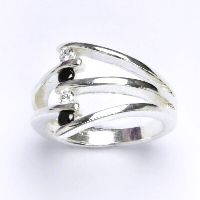 Stříbrný prsten s čirými zirkony,prsten ze stříbra,váha 5,00 g