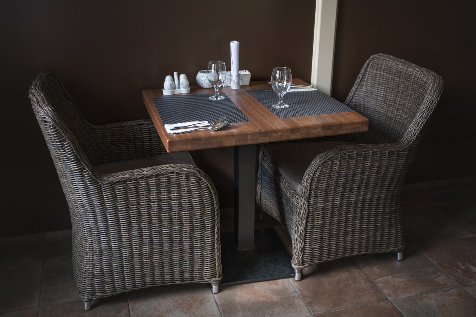 Goleto Stůl z masivního dubového dřeva Modesto | 800x800x53mm | Made in Czech