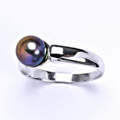Stříbrný prsten s přírodní perlou černou 8 mm, T 1180 (do fialova)
