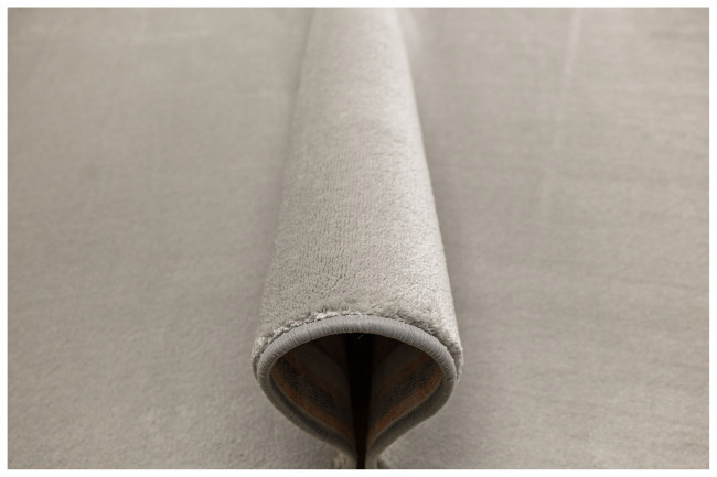 Metrážový koberec Violin 72 lesklý, šedý / stříbrný