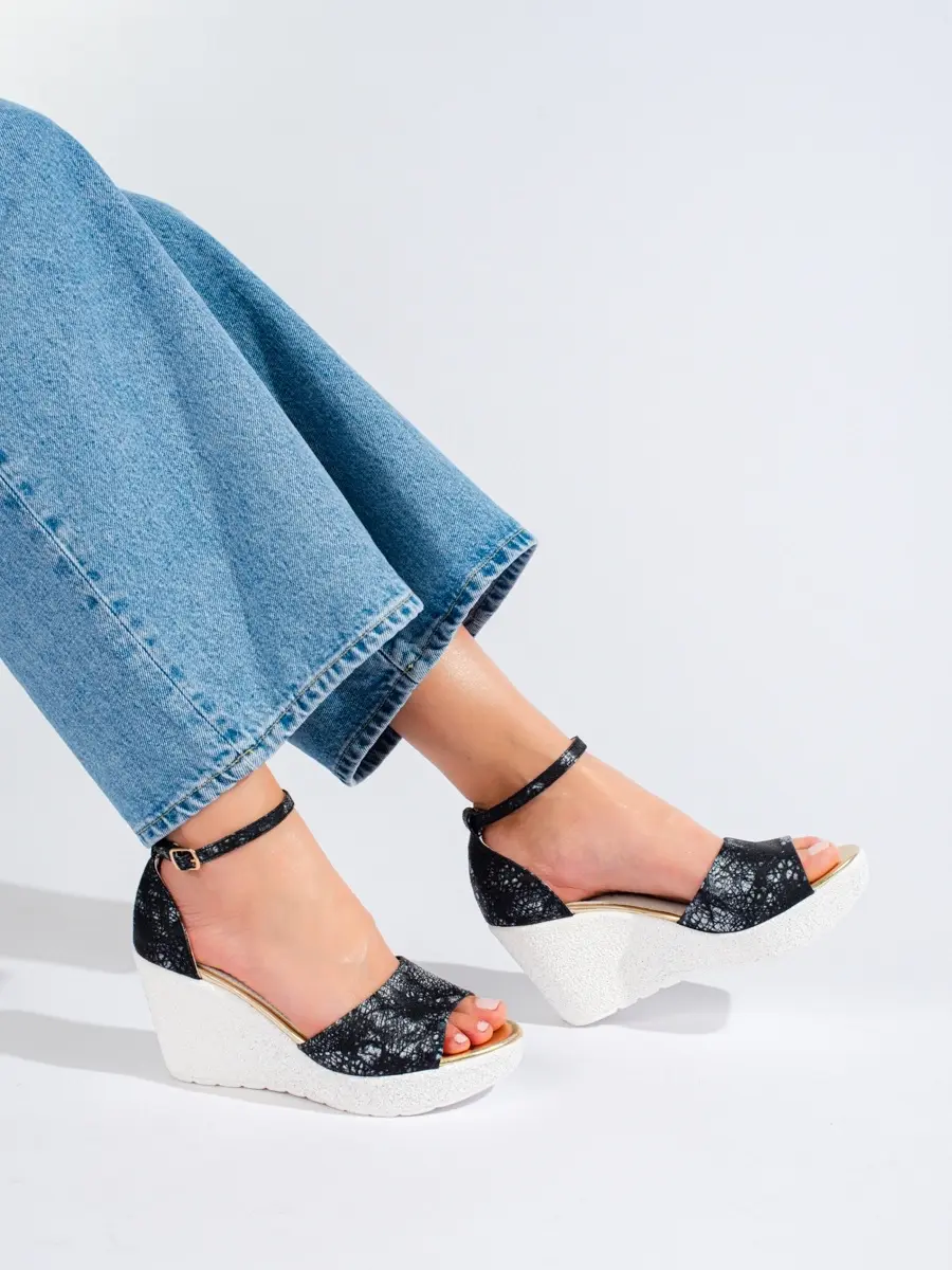 Výborné černé dámské sandály na klínku