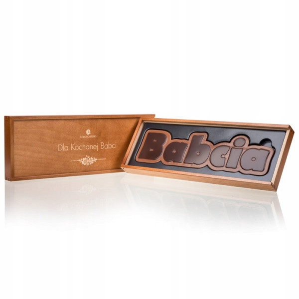 Nápis Čokoládová babička v krabičce s věnováním „Pro milovanou babičku“