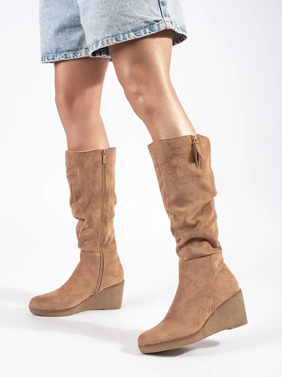 Zajímavé béžové kozačky dámské na klínku