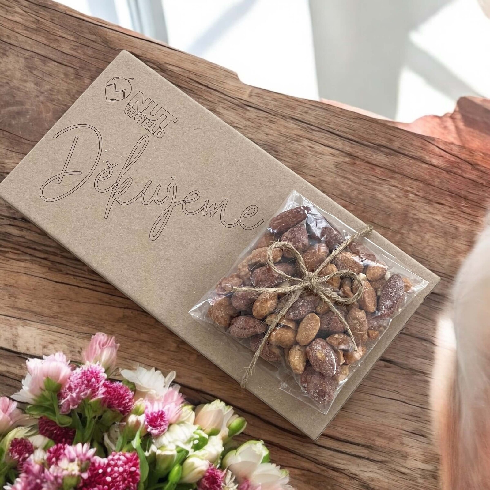 Nutworld.cz Dárková kazetka Děkujeme - Mix ořechů v medu a soli 50g