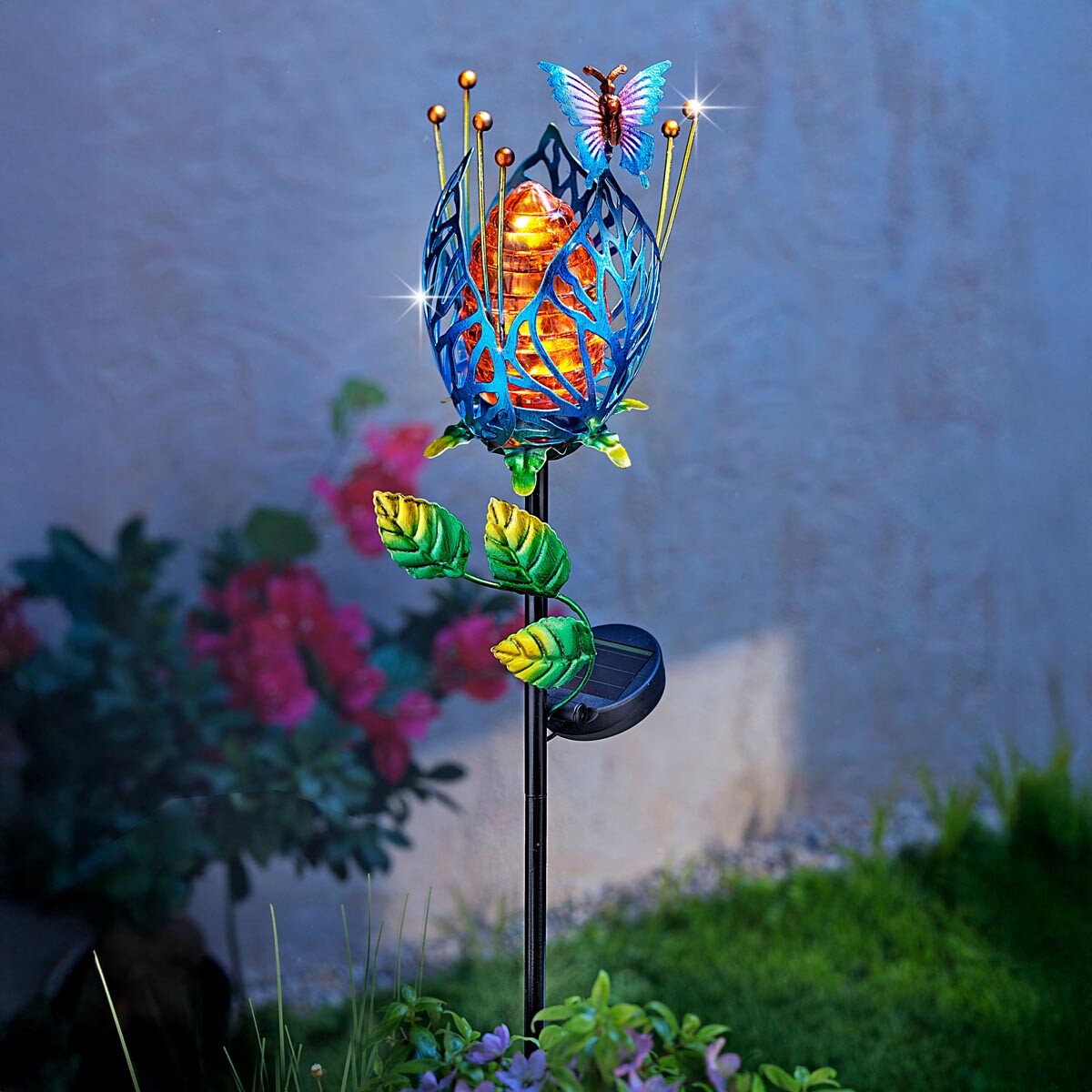 Weltbild Solární zahradní zápich Květina s motýlem, modrá