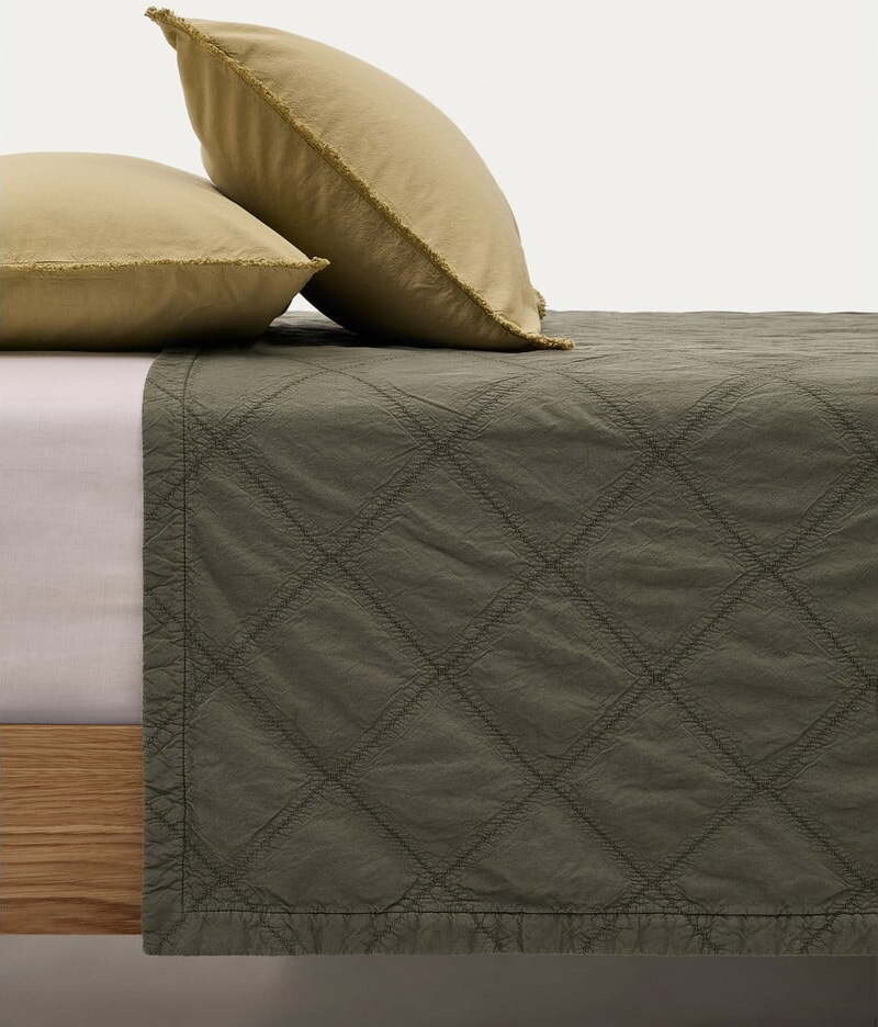 Zelený bavlněný prošívaný přehoz 240x260 cm Serla – Kave Home