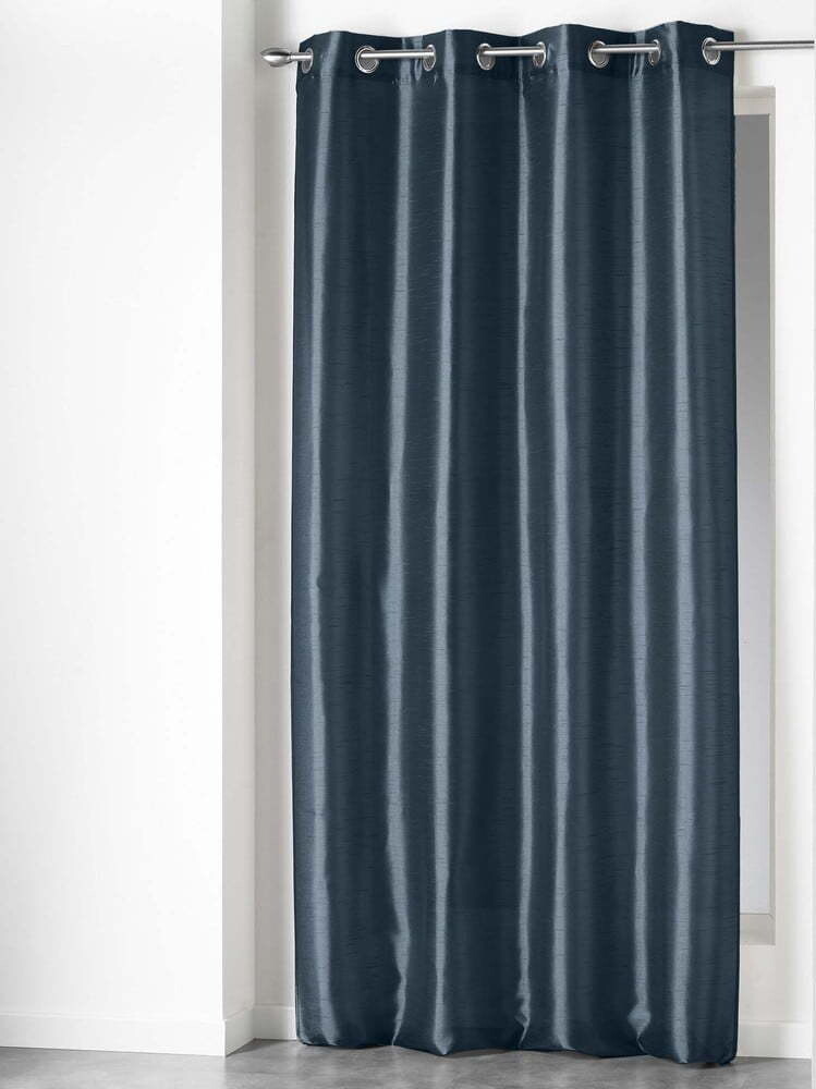 Tmavě modrý závěs z mikrosaténu 140x240 cm Shana – douceur d'intérieur