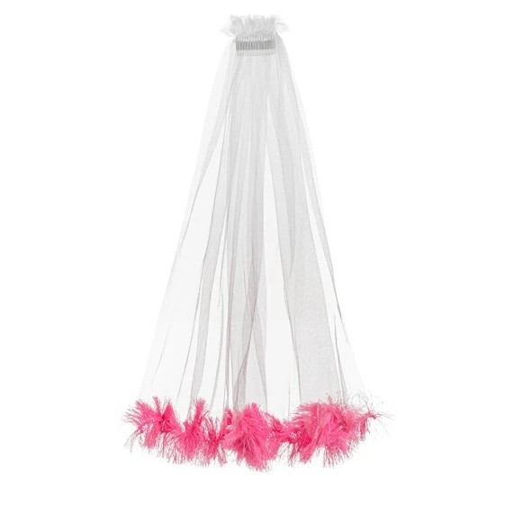 Závoj s růžovým chmýřím