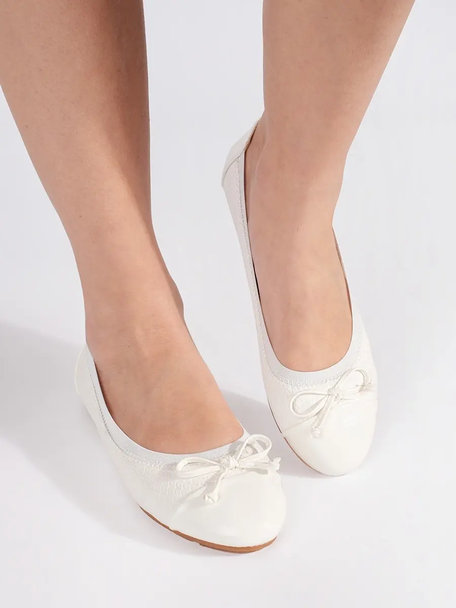 Praktické bílé dámské baleríny bez podpatku