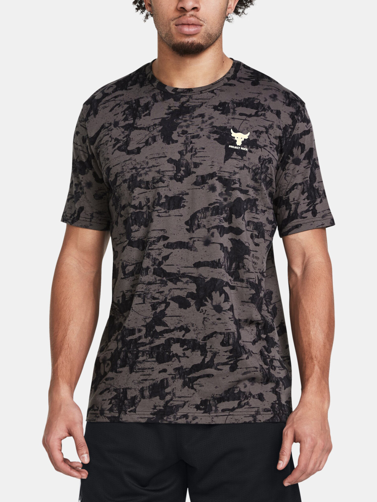 Tmavě hnědé tričko Under Armour UA Pjt Rck Payof AOP Graphic