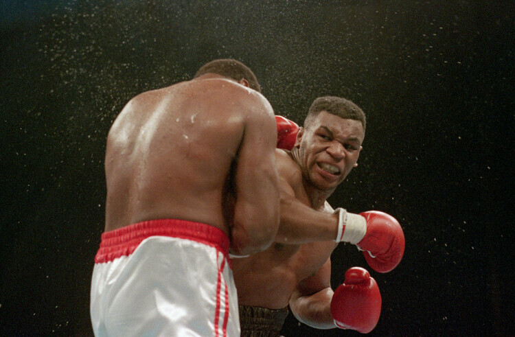 Bettmann Fotografie Mike Tyson Delivers KO Punch To Larry Holmes, Bettmann, 40 × 26.7 cm