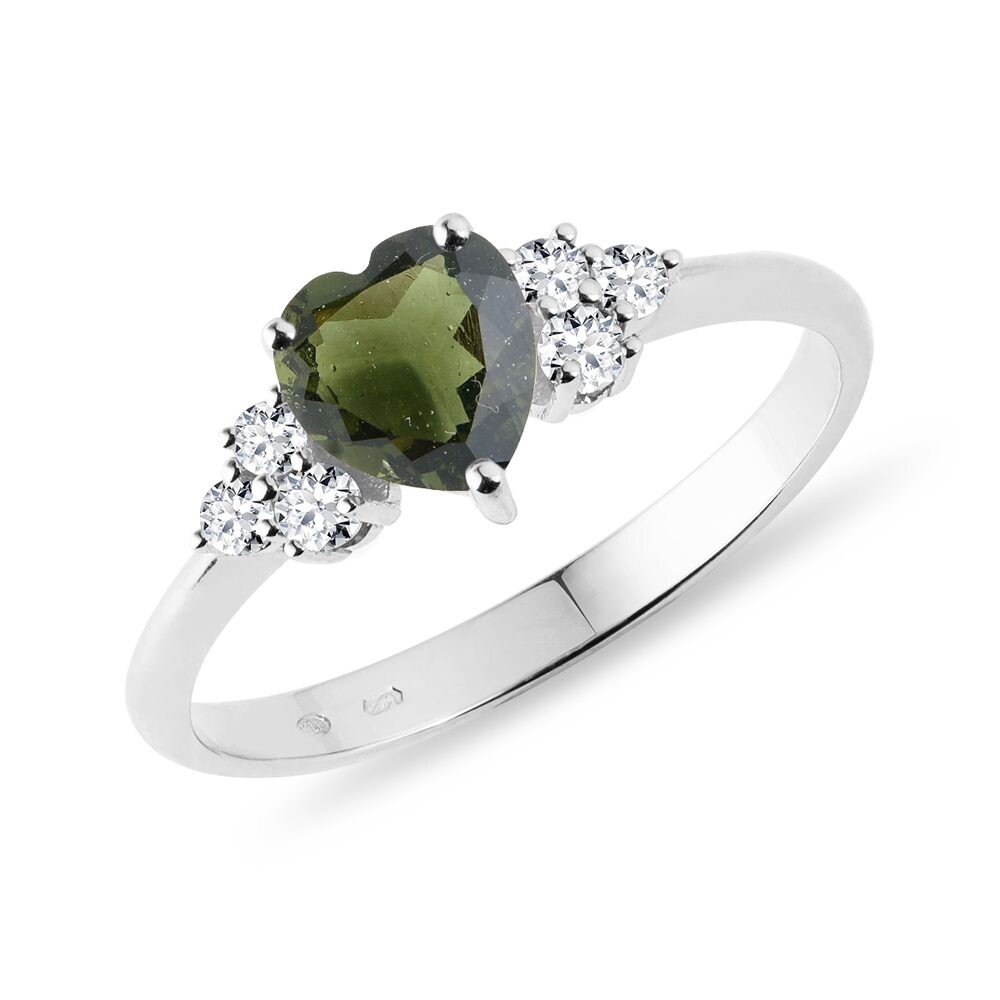 Prsten z 14k bílého zlata s vltavínem v brusu srdce KLENOTA