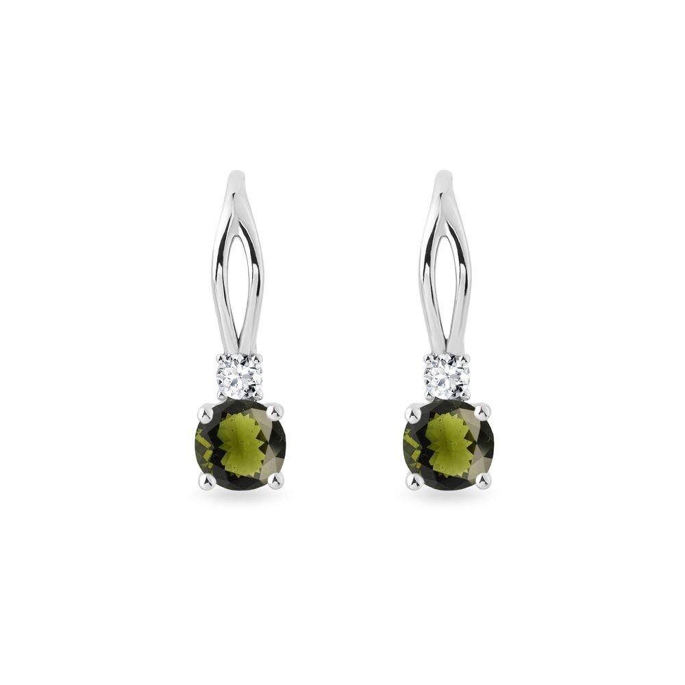 Visací náušnice s kulatými vltavíny v bílém 14k zlatě KLENOTA