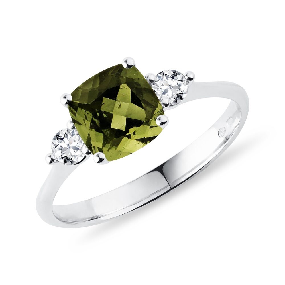 Prsten s vltavínem v brusu cushion v bílém 14k zlatě KLENOTA