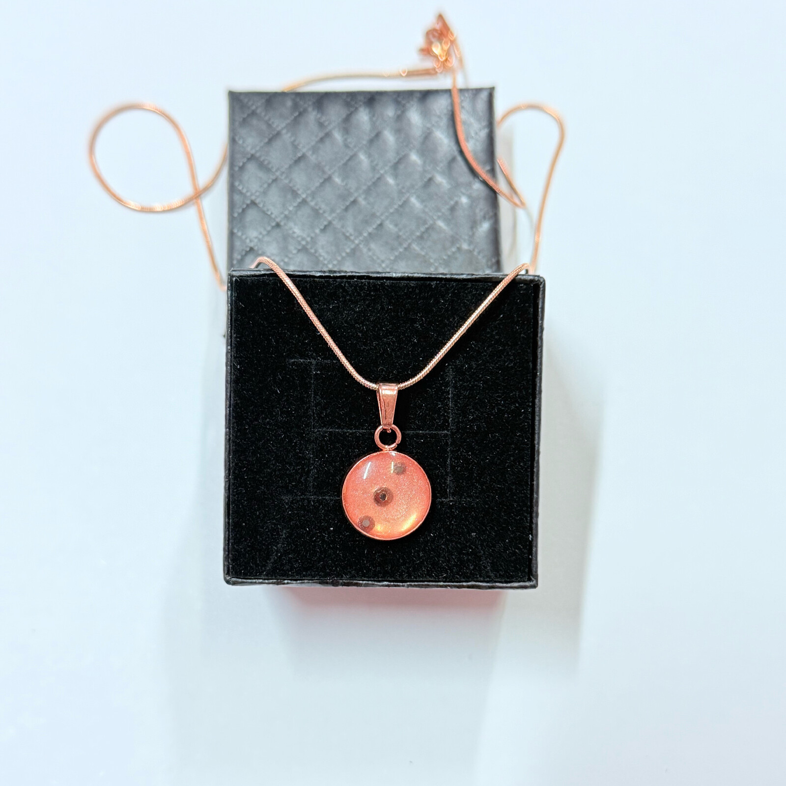 Puaree | řetízek | chirurgická ocel | rosegold Vyberte si barvu medailonku: Růžový s kamínky