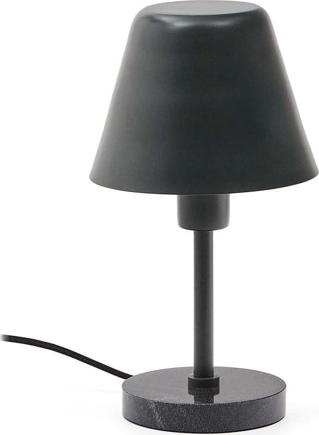 Tmavě zelená/černá mramorová stolní lampa s kovovým stínidlem (výška 32 cm) Calina – Kave Home