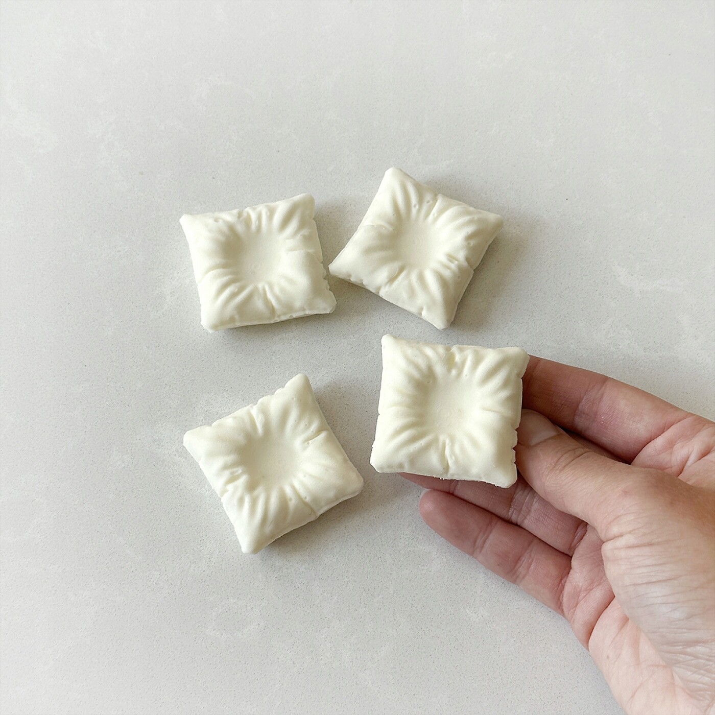 Silikonová forma ručně vyrobená Dinara Kasko „Pillow Square Mini“