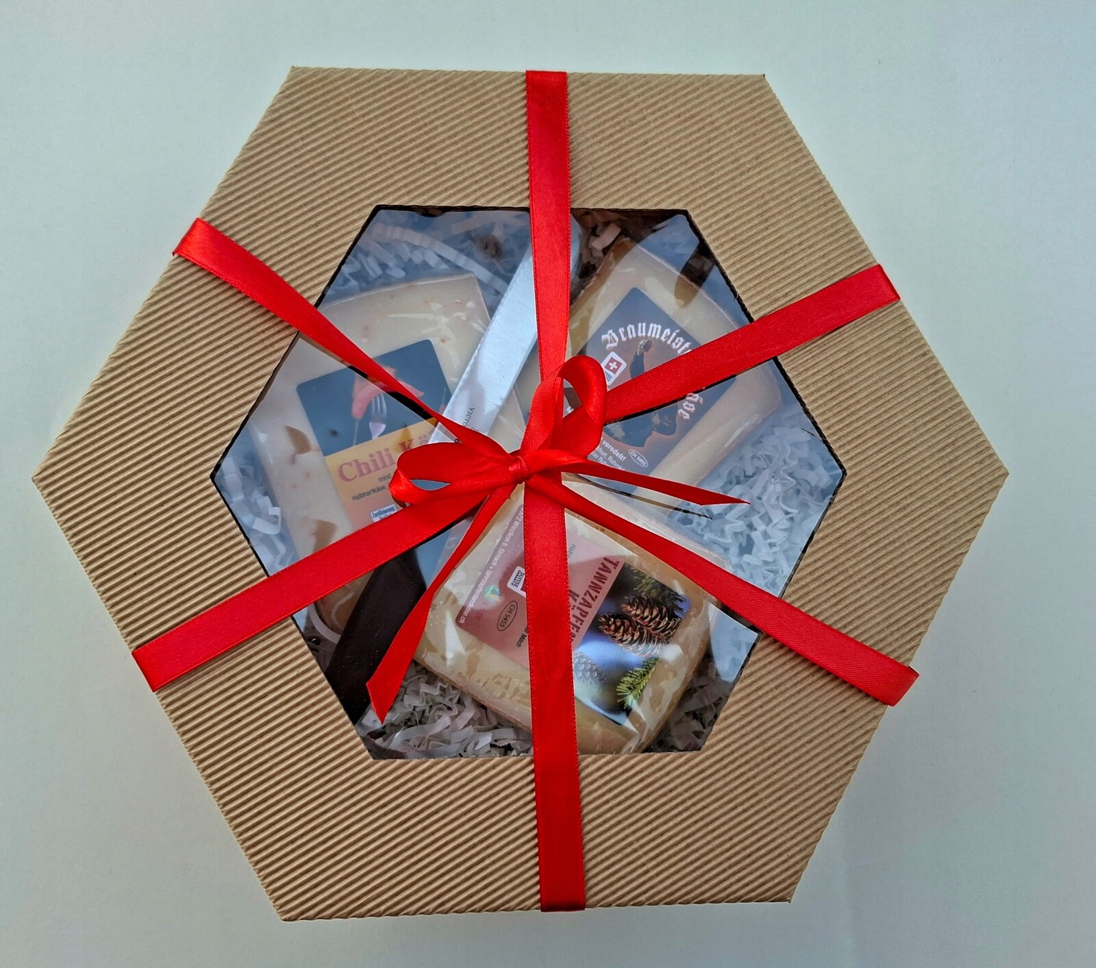 Dárková sada se švýcarskými sýry 500 g nůž Victorinox džem