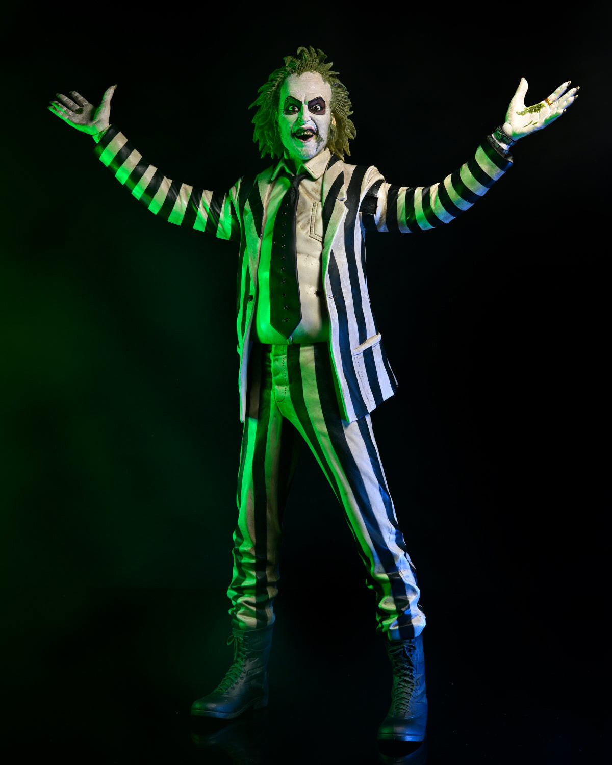 NECA | Beetlejuice (1988) - sběratelská figurka Beetlejuice (Striped Suit) 45 cm