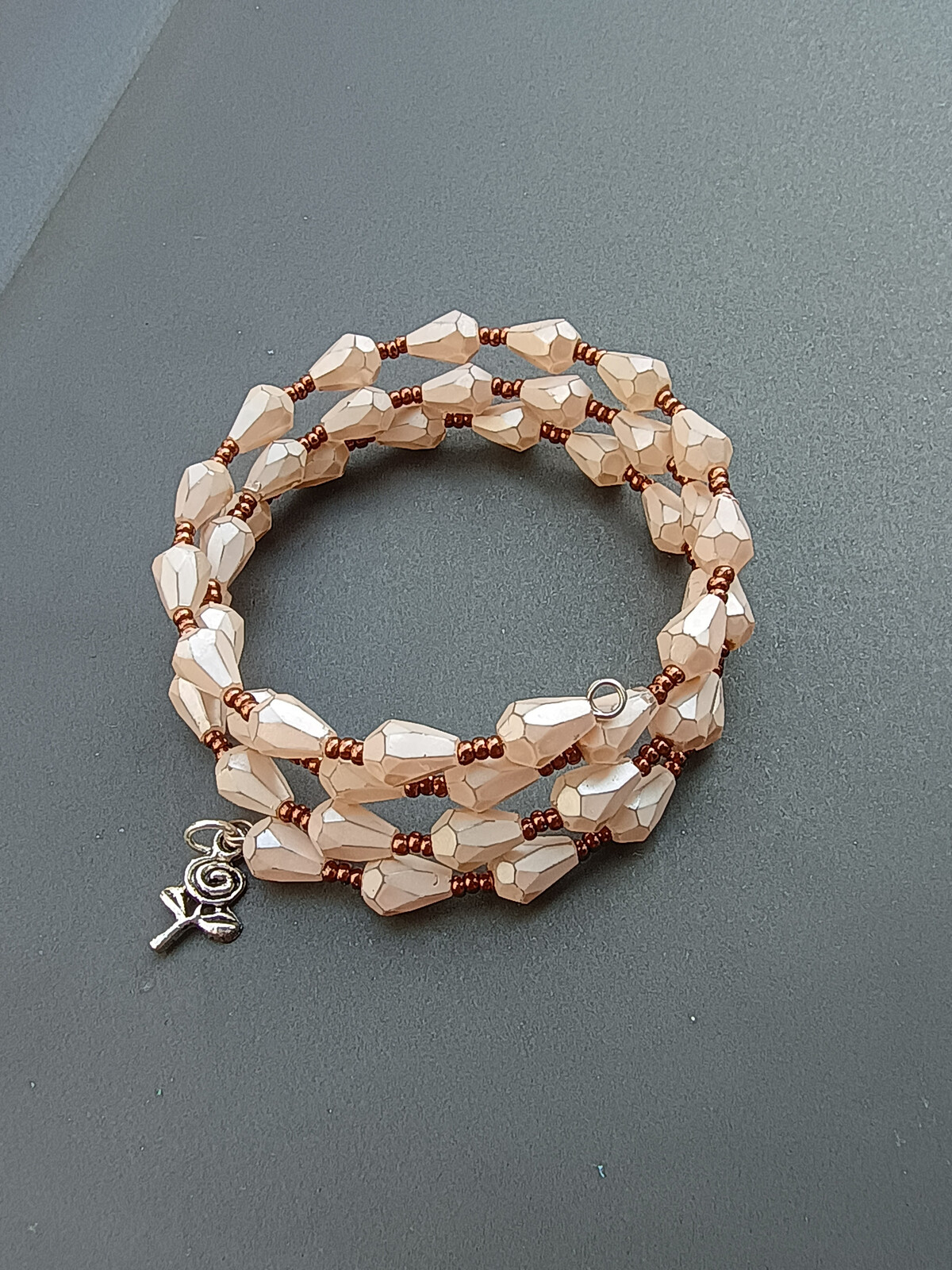 Emada Náramek, 2002, paměťový drát, Mléčná pěna, 1 ks