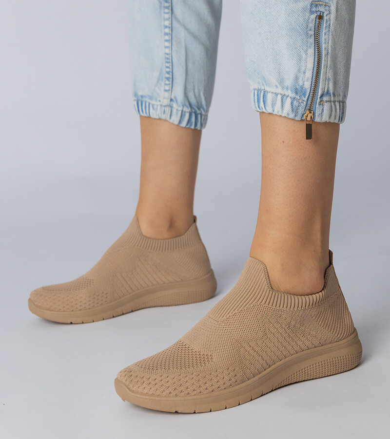 marka niezdefiniowana Beige low heel pumps with rhinestones Cahes