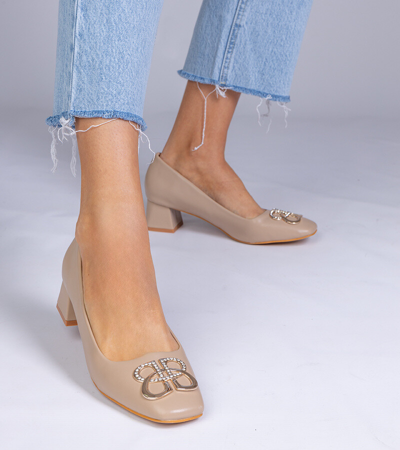 marka niezdefiniowana Brown low heel pumps with rhinestones Cahes