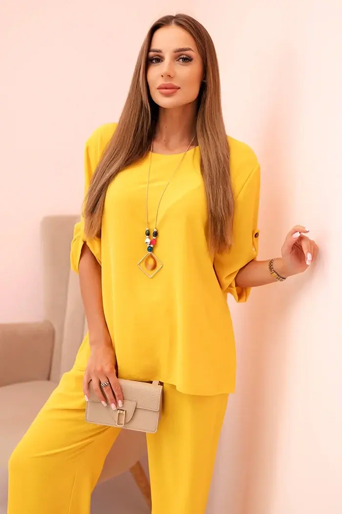 Kesi Włoski Dámský komplet s halenkou s náhrdelníkem a širokými nohavicemi žlutý