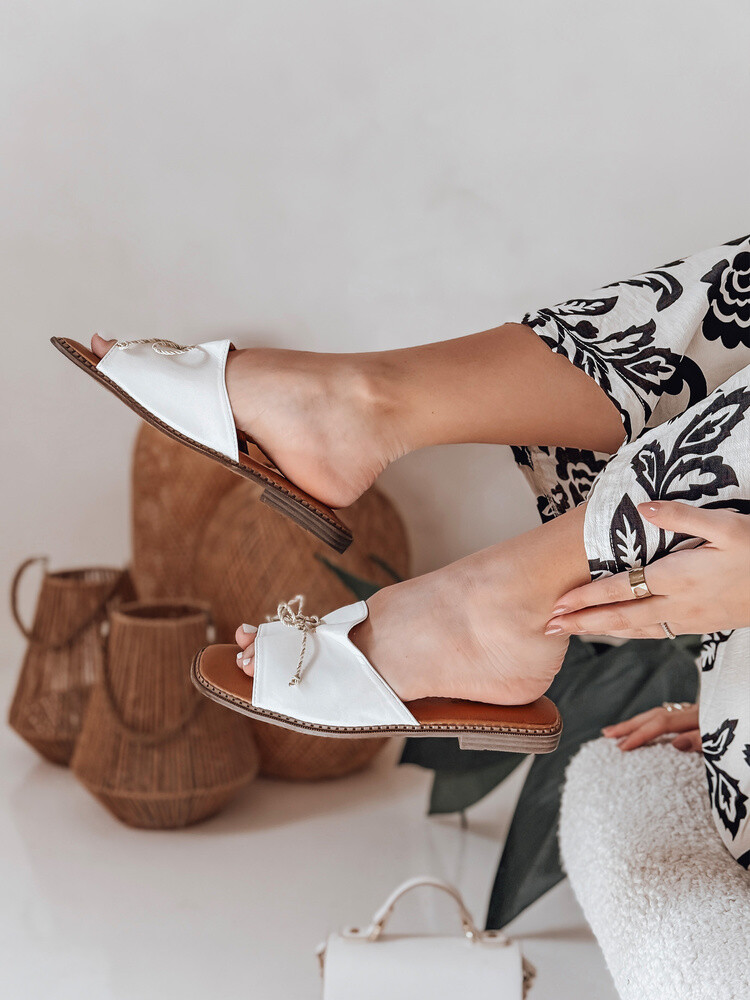 Klapki damskie z kokardą KISSBOW białe Dstreet