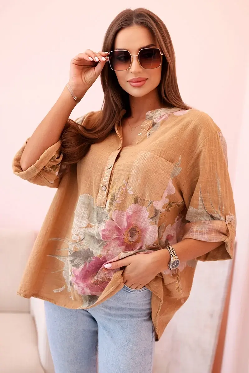 Kesi Włoski Dámská blůza z bavlny s květinovým vzorem a knoflíky - camelová