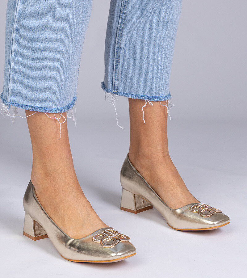 marka niezdefiniowana Gold low heel pumps with rhinestones Cahes