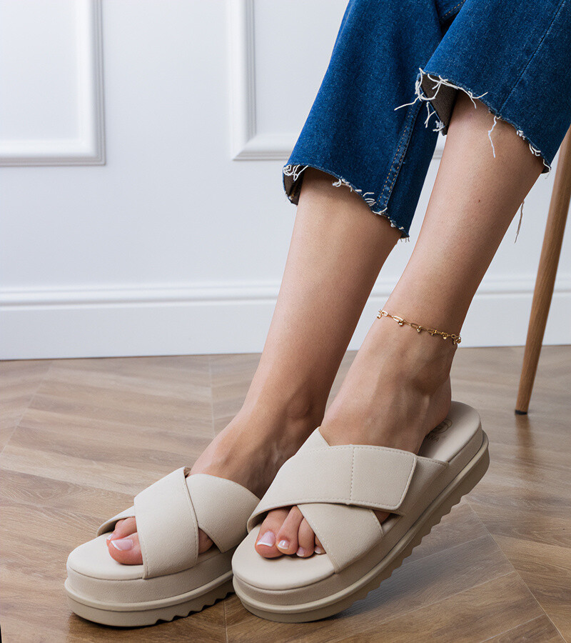 D/CEO Caramel sandals with embroidered straps on a platform Jenisej