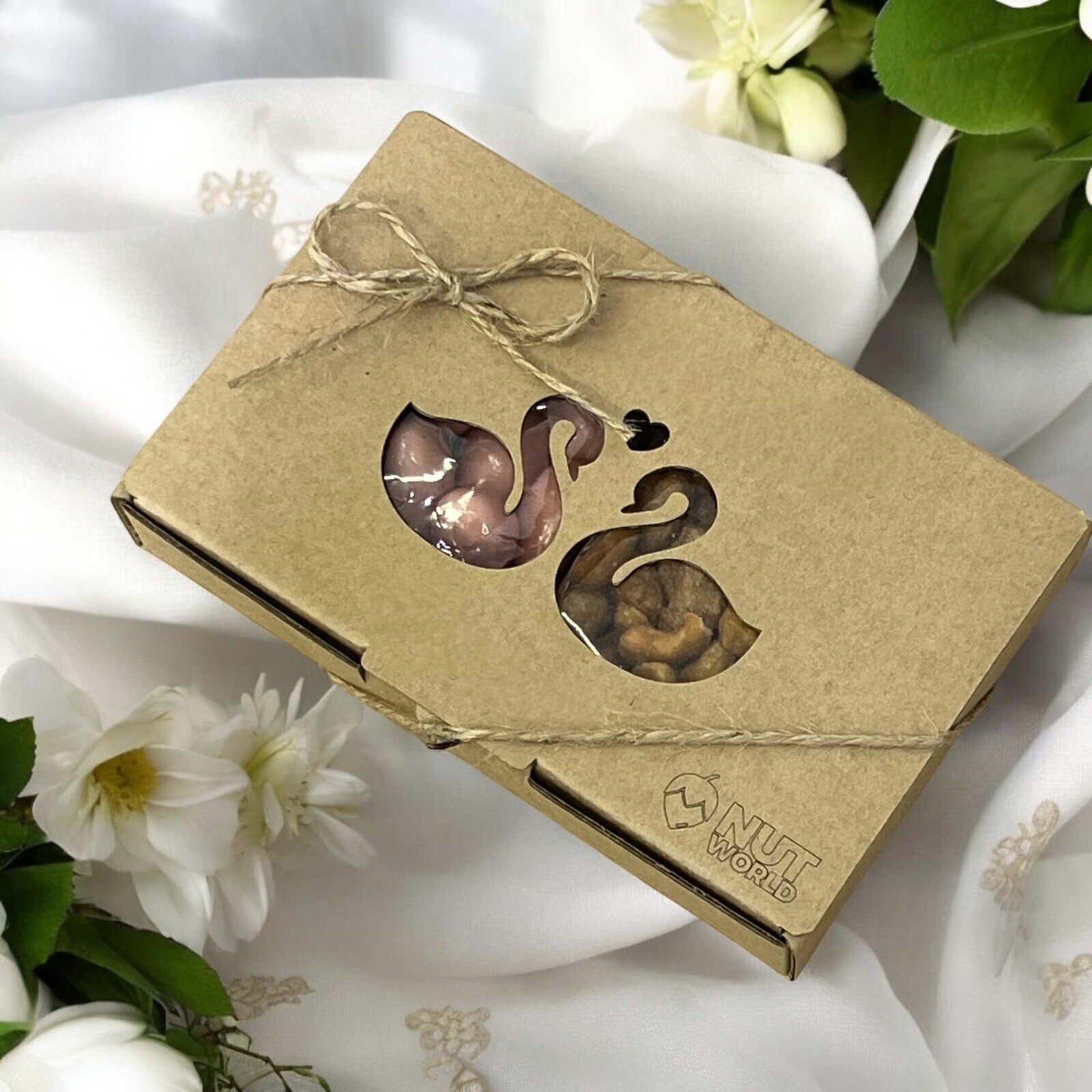 Nutworld.cz Dárková svatební krabička na míru 2x50g - Srdce, labutě Kombinace mandliček: Mandle v bílé čokoládě + mandle solené, Obrázek: Labutě, Bude text na krabičku: S textem