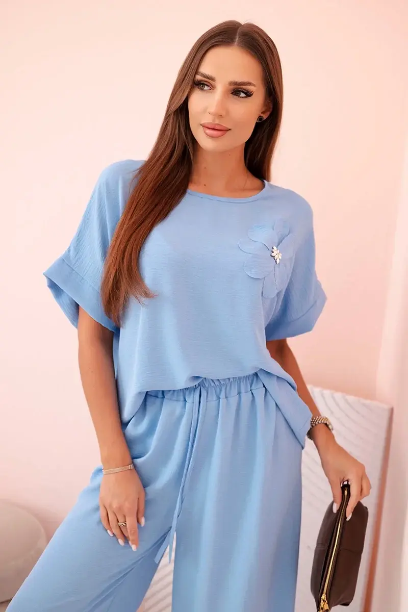 Kesi Włoski Dámský komplet z viskózy s ozdobným květem a širokými kalhotami - modrý