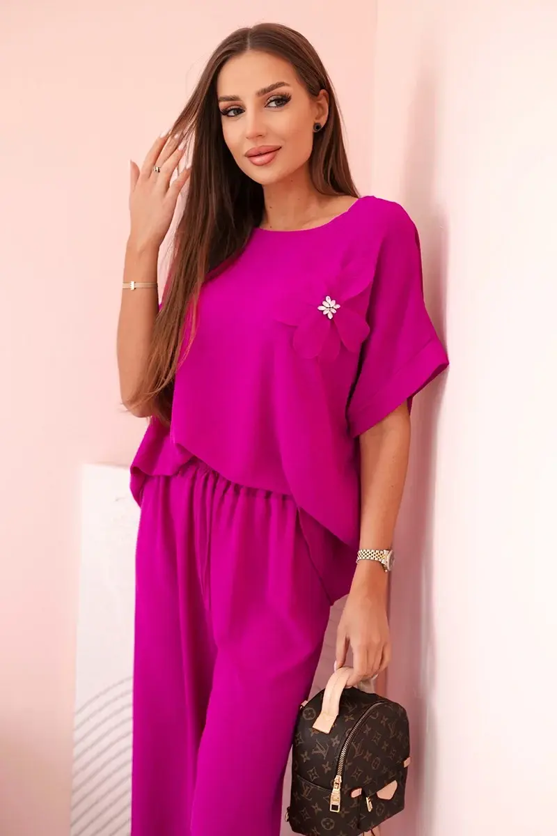 Kesi Włoski Dámský komplet z viskózy s ozdobným květem a širokými kalhotami - fuchsie světlá fialová
