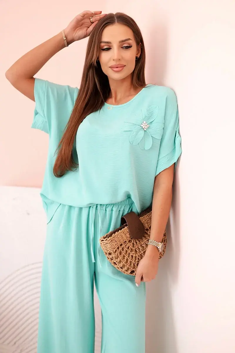 Kesi Włoski Dámský komplet z viskózy s ozdobným květem a širokými kalhotami - mátový
