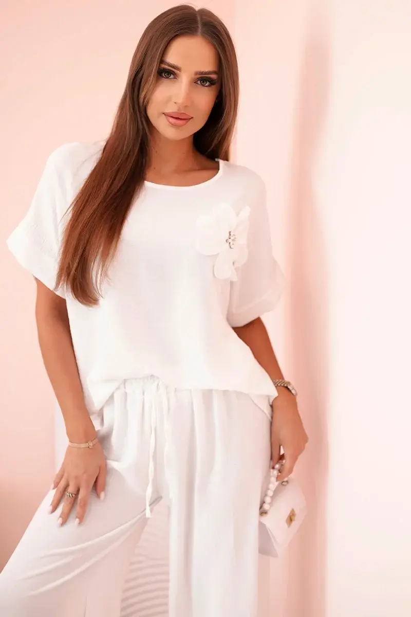 Kesi Włoski Dámský komplet z viskózy s ozdobným květem a širokými kalhotami - fuchsie bílý