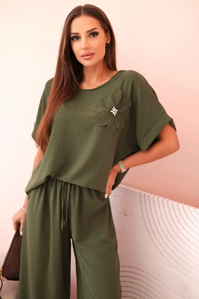 Kesi Włoski Dámský komplet z viskózy s ozdobným květem a širokými kalhotami - khaki