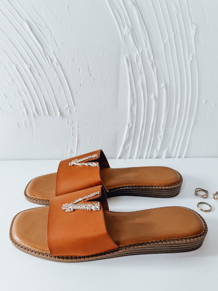 Klapki damskie SOLVINA kamelowe Dstreet