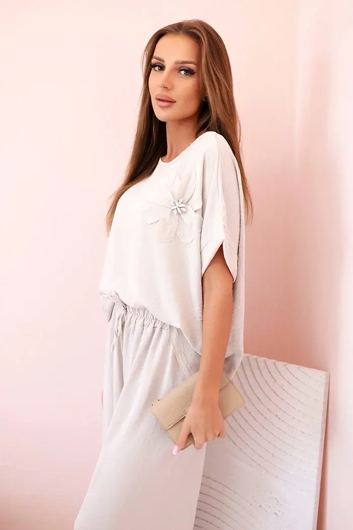 Kesi Włoski Dámský komplet z viskózy s ozdobným květem a širokými kalhotami tmavě béžová