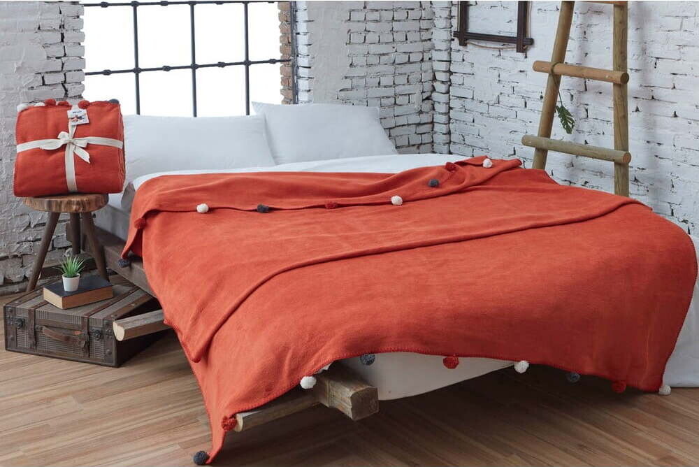 Fleecový přehoz v cihlové barvě 150x200 cm Pom Pom – Mijolnir