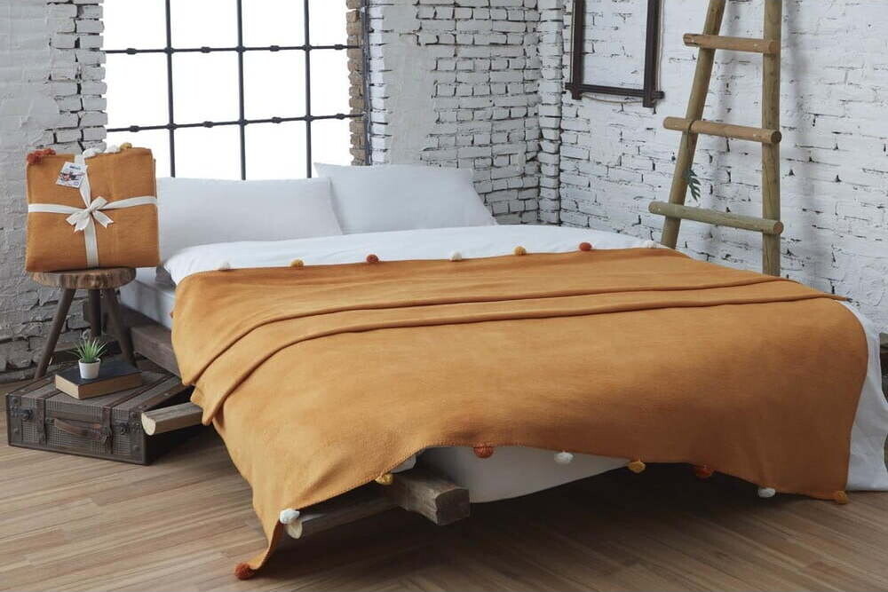 Fleecový přehoz v hořčicové barvě 150x200 cm Pom Pom – Mijolnir