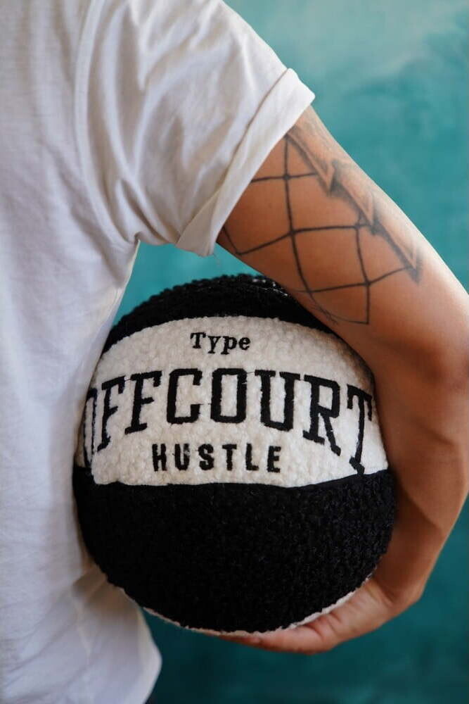 Dekorační polštář z materiálu bouclé ø 25 cm Basketball – Mioli Decor