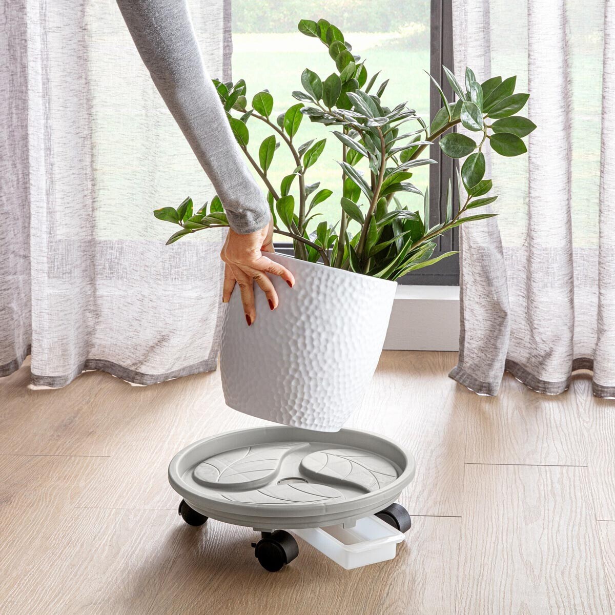 Die moderne Hausfrau Pojízdná miska pod květináč