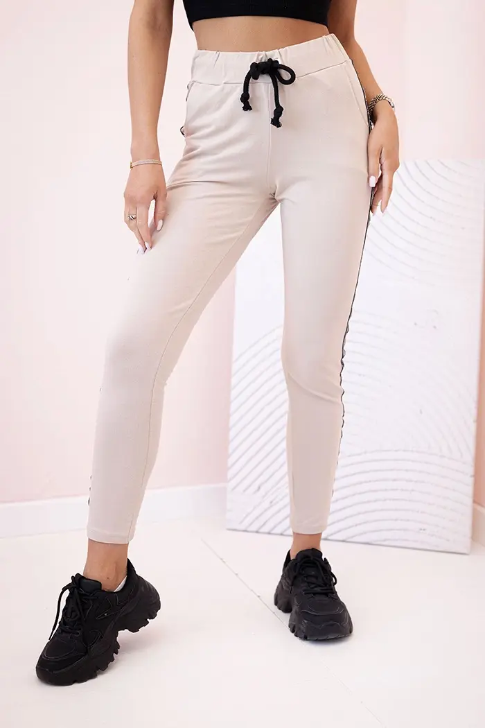 Kesi Dámské teplákové kalhoty s lampasem a šňůrkou v pase béžové