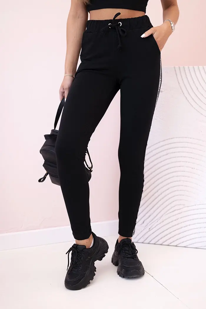 Kesi Dámské teplákové kalhoty s lampasem a šňůrkou v pase černé