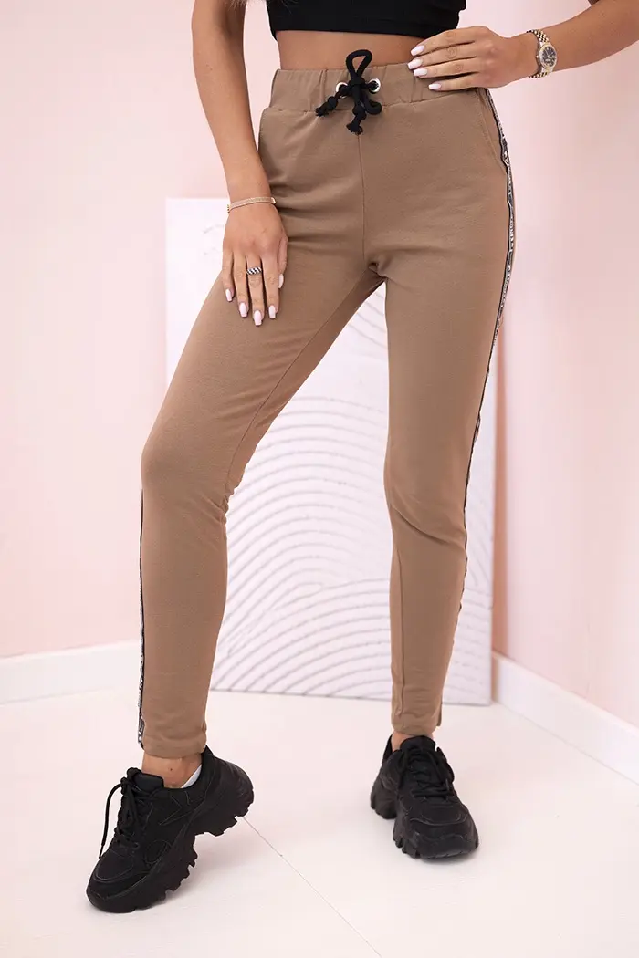 Kesi Dámské teplákové kalhoty s lampasem a šňůrkou v pase camel