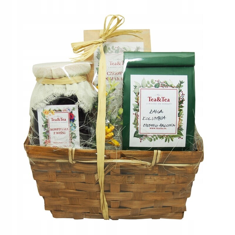 Sada s čajem, kávou a konfiturou.